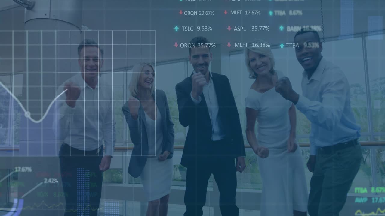 Animação de processamento de dados do mercado de ações sobre um grupo diversificado de profissionais de negócios celebrando no escritório.