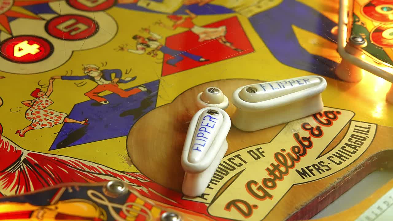 máquina de pinball de aleta que se mueve sin tocar la pelota, cerca de tiro fijo de mano