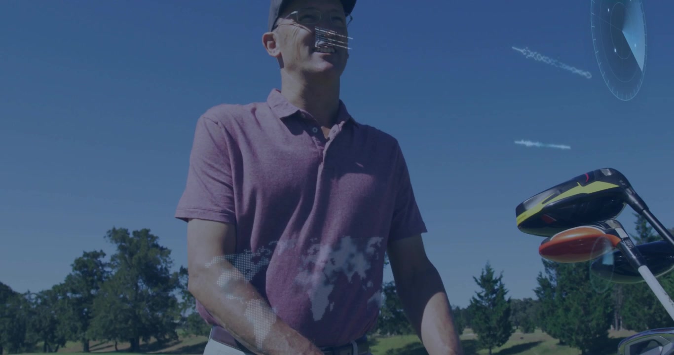 Video verticale: Uomo che regola la console del carrello, testando gli overlay e guidando la sacca da golf sul fairway.