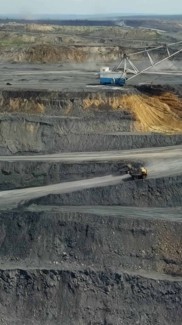 vista aérea de una mina de carbón a cielo abierto
