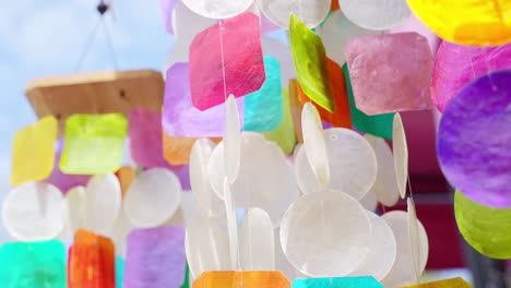 las coloridas campanas de viento de las conchas