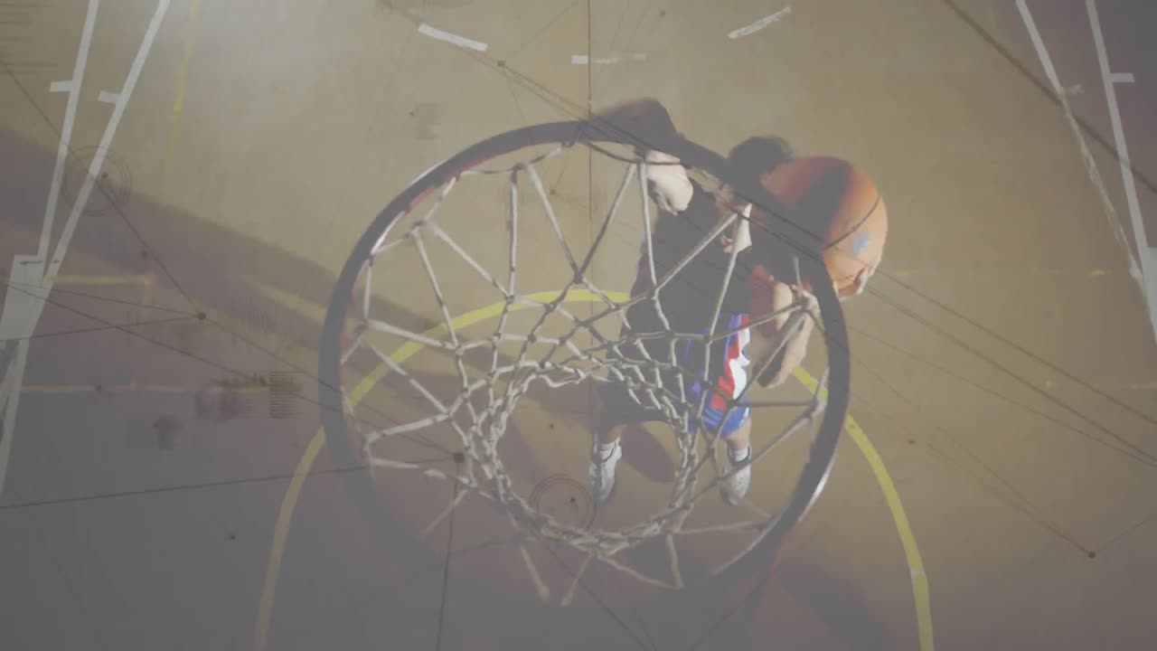 animación de procesamiento de datos, redes de conexiones sobre jugador de baloncesto masculino de raza mixta en el gimnasio