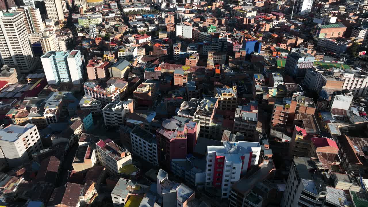 알티플라노의 높은 산들과 함께 아마존의 일부인 볼리비아 라파즈의 공중 비행 무인 항공기 전망을 설정합니다.