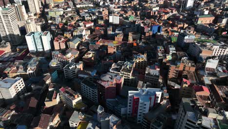 establecimiento de una vista aérea de drones de la paz, bolivia, parte de la amazonía, con las altas montañas del altiplano