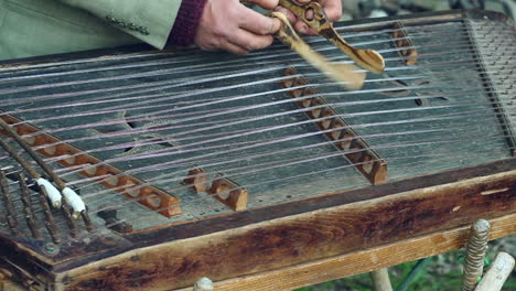 Musiker-Spielen-Auf-Traditionellem-Zymbal.-Traditionelles-Musikinstrument