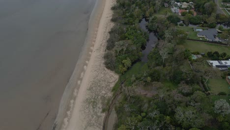 Volando-Sobre-El-Pueblo-Costero-En-La-Ciudad-De-Hervey-Bay-En-La-Costa-De-Fraser-En-Qld,-Australia