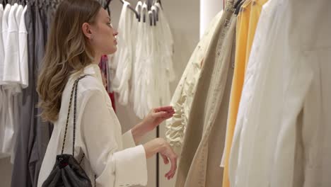 mujer comprando ropa en una tienda de ropa