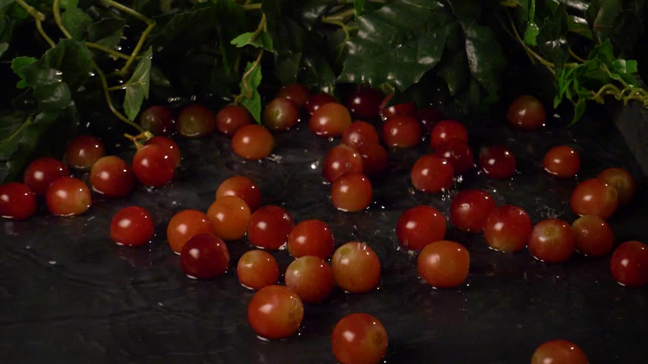 은 씨 없는 포도 들 이 검은색 표면 에 물 에 떨어지는 것