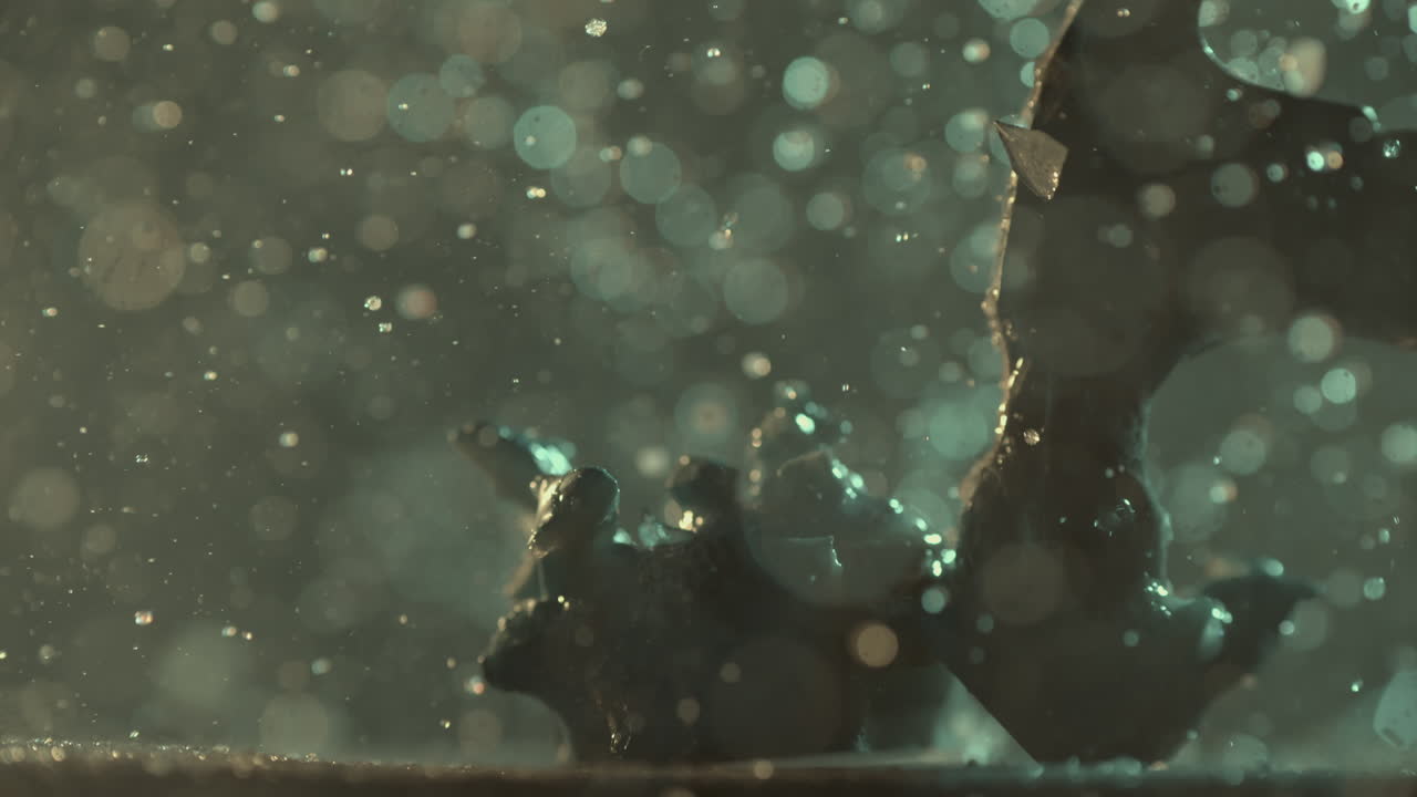 한 사람이 스노우 글로브를 망치로 부수고