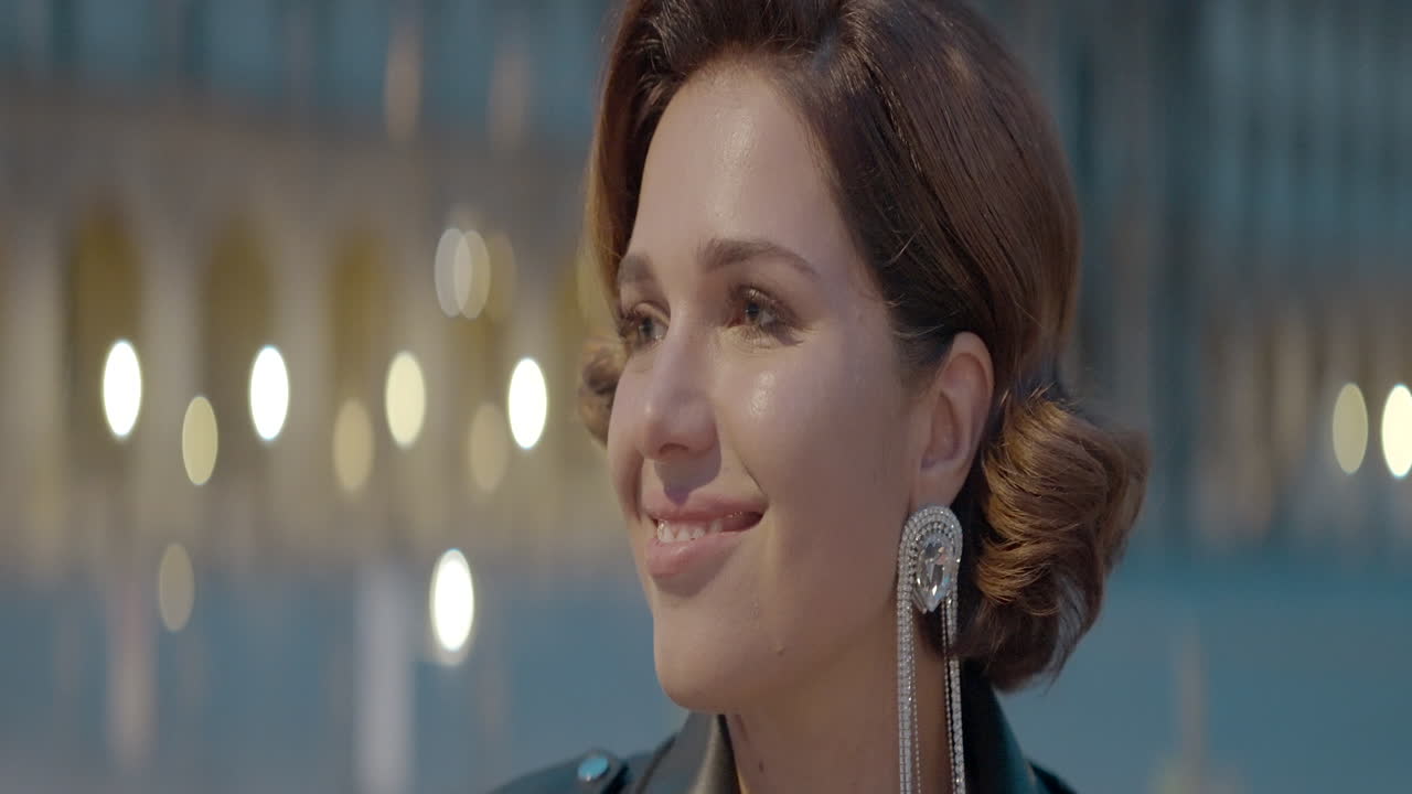 retrato de mujer elegante por la noche