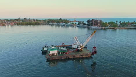 Schwimmender-Bagger-Auf-Einer-Plattform,-Der-Den-Schmutzigen-Ozama-Fluss-In-Der-Dominikanischen-Republik-Reinigt