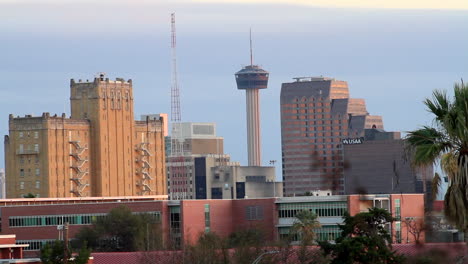 esta es una toma media del horizonte de san antonio con el