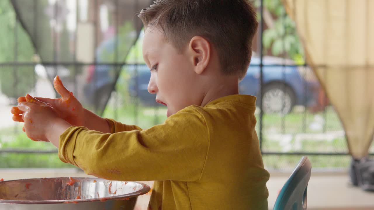 Una ripresa di un bambino che sperimenta e gioca con l'impasto