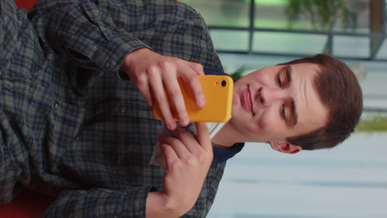 웃는 행복한 젊은 십대 남성 집에서 돈을 세는 현금 스마트폰 사용, 소득, 저축, 복권 우승