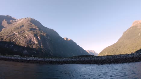 milford sound en el parque nacional de fiordland, nueva zelanda