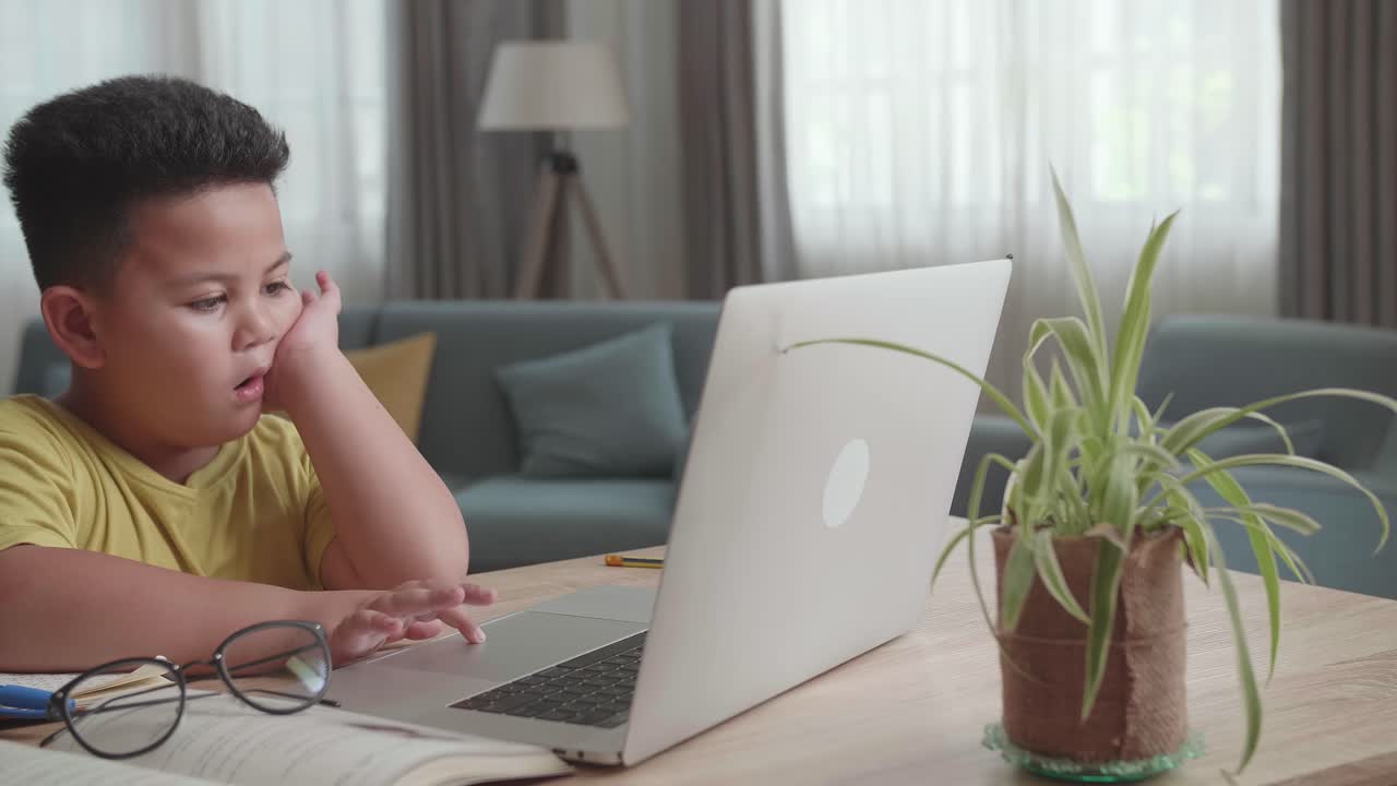 노트북으로 공부하는 소년