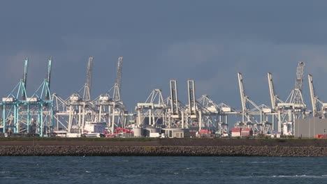 Gruas-Para-Carga-Y-Descarga-De-Barcos-Cerca-Del-Gancho-De-Holanda