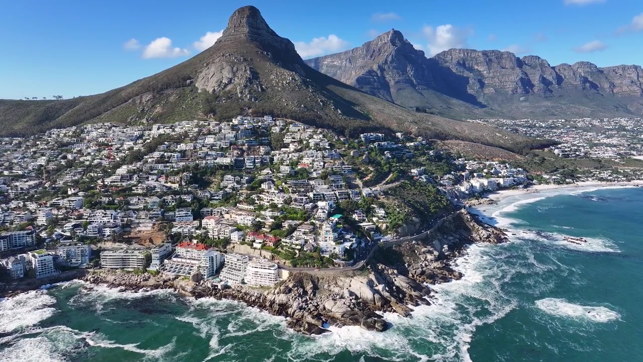 Camps Bay Strand in Kapstadt, Westkap, Südafrika. Tafelberg-Landschaft. Stadtbild. Kapstadt im Westkap, Südafrika. Tourismus Reisen. Atemberaubende Skyline.