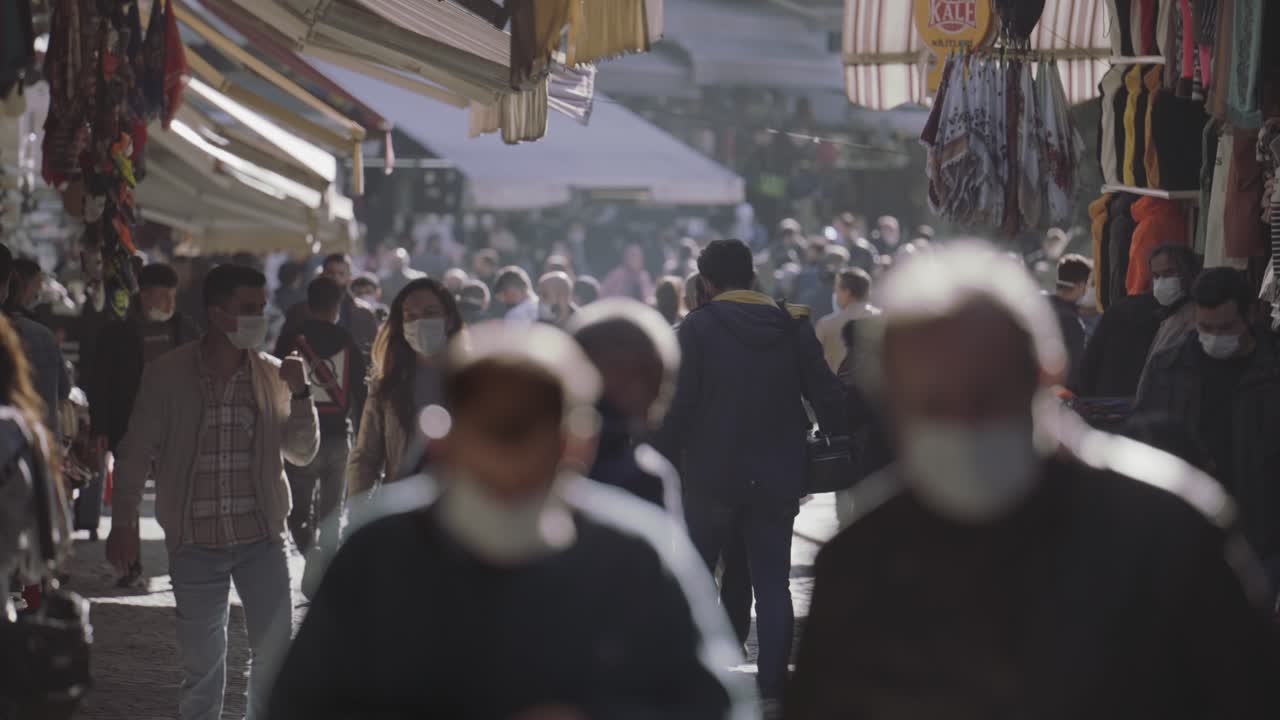 전염병 기간 에 이스탄불 의 바쁜 시장 장면