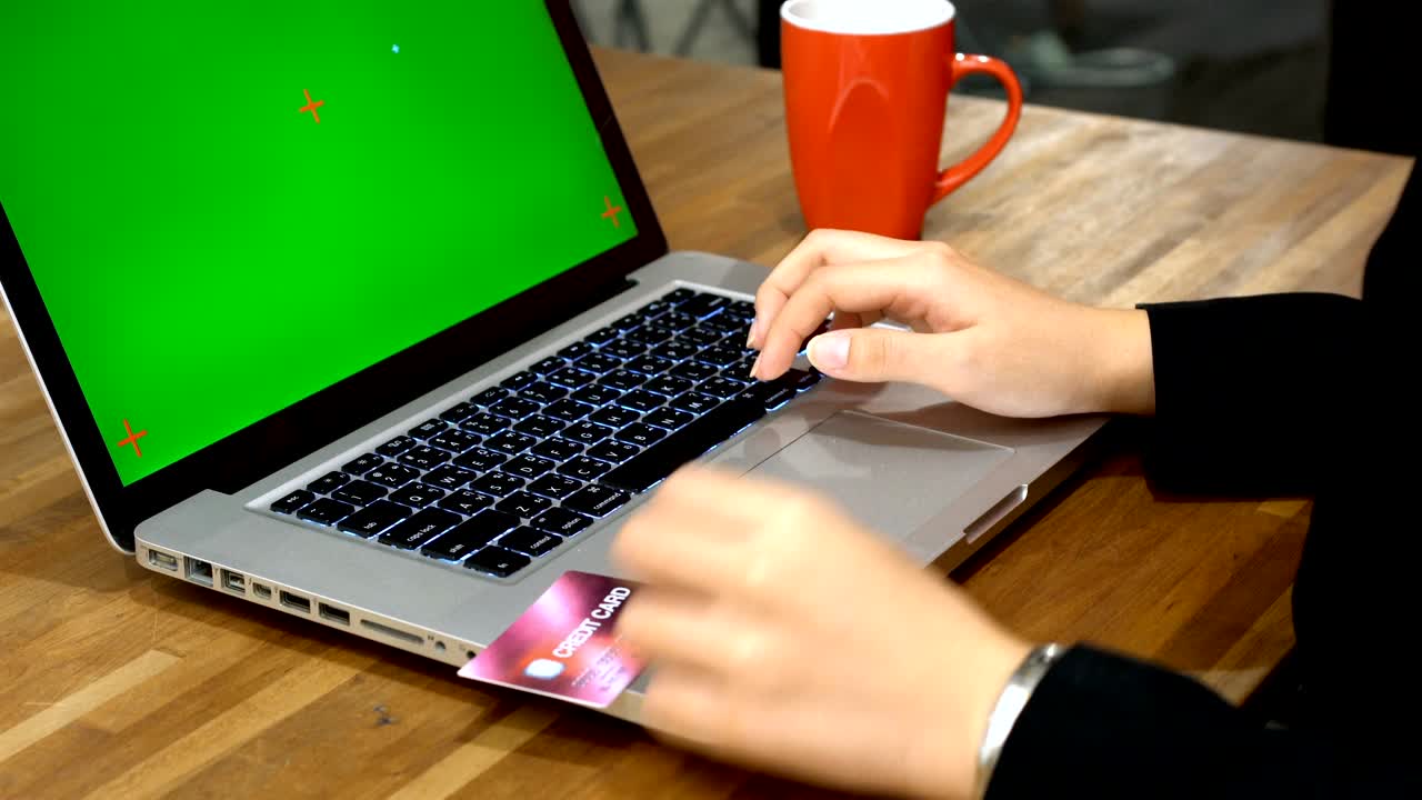 manos escribiendo transacciones tarjeta de crédito con pantalla moke up