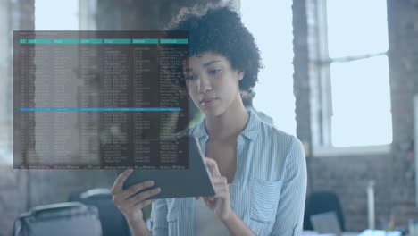 animación del procesamiento de datos sobre una mujer de negocios biracial que usa una tableta en la oficina