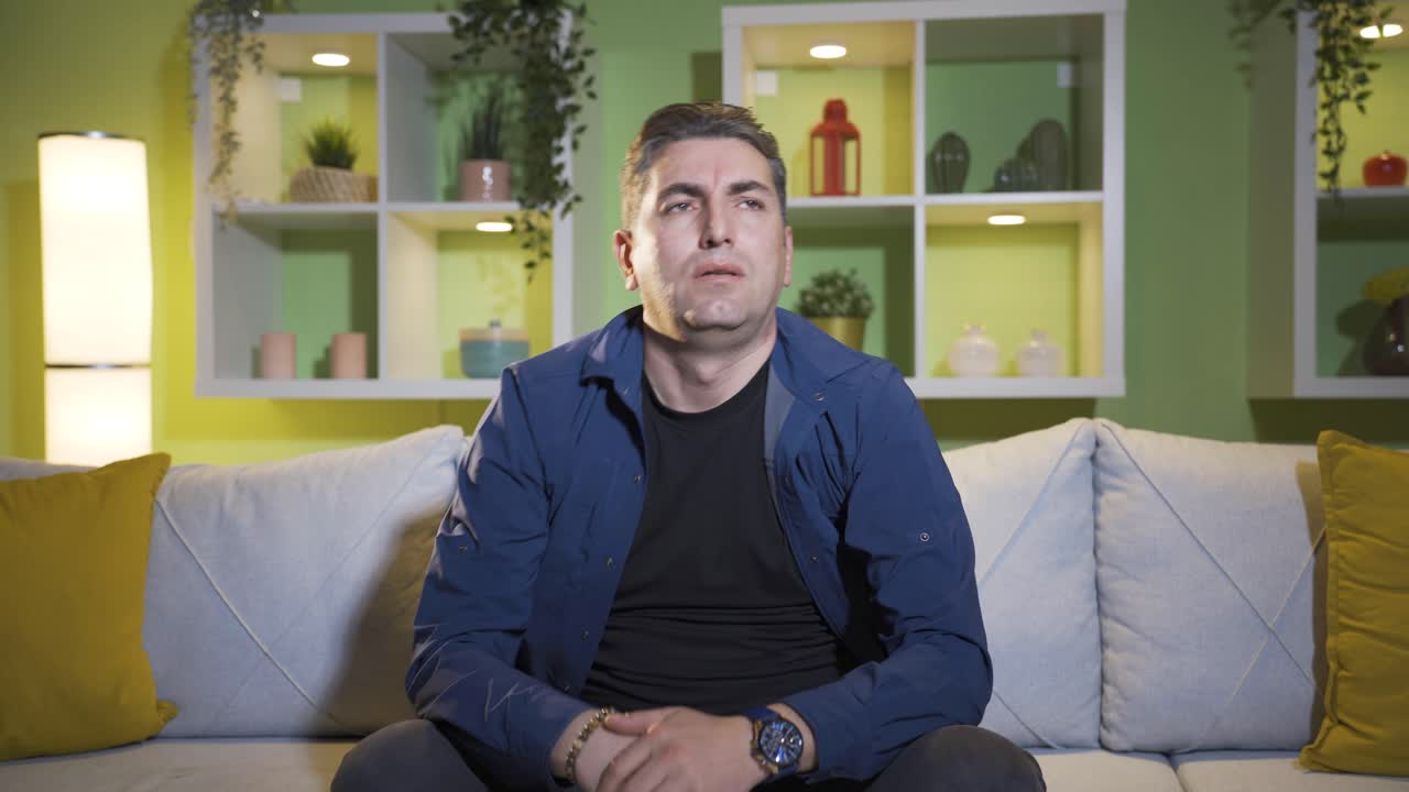 el hombre infeliz y deprimido es reflexivo y no se siente bien en casa.