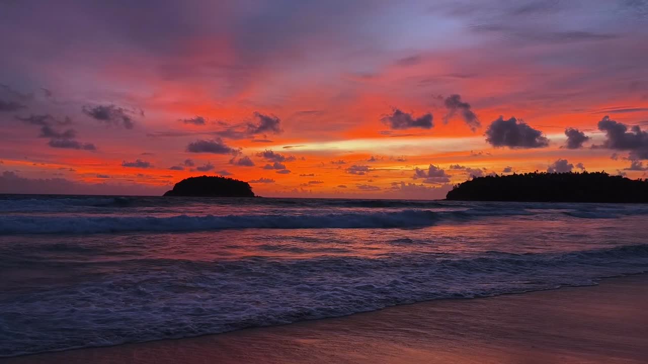 el atardecer vibrante sobre la playa tropical