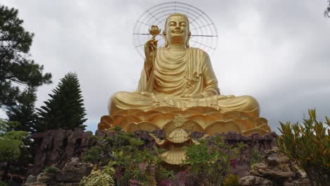 Enorme-Pagoda-Dorada-De-Buda-En-Da-Lat,-Vietnam