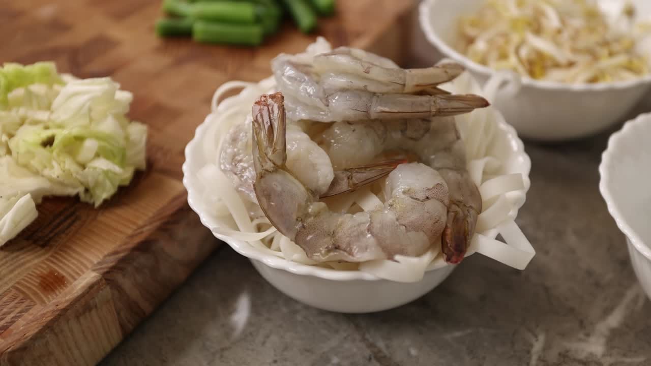 패드 태국 또는 비슷한 아시아 요리를 준비하는 것