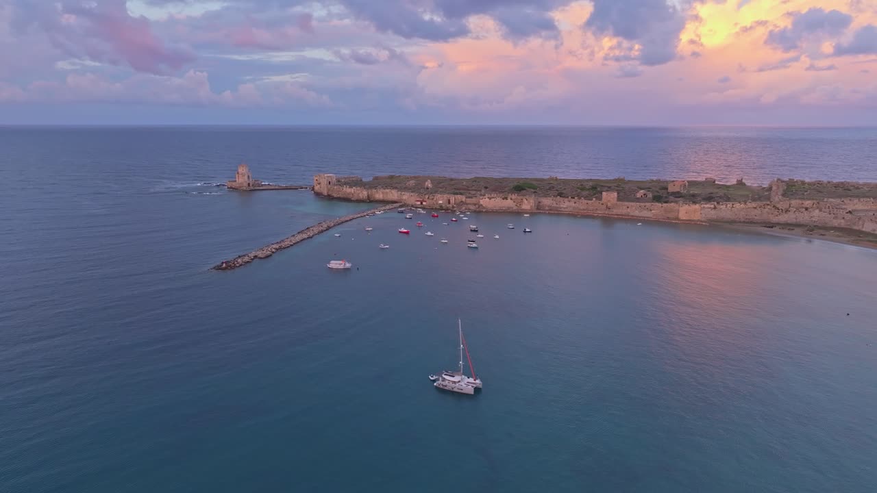 Pemandangan udara Kastil Methoni dan perahu-perahu yang berlabuh saat matahari terbit, Yunani.