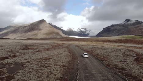 tiro de establecimiento aéreo conduciendo hacia las montañas