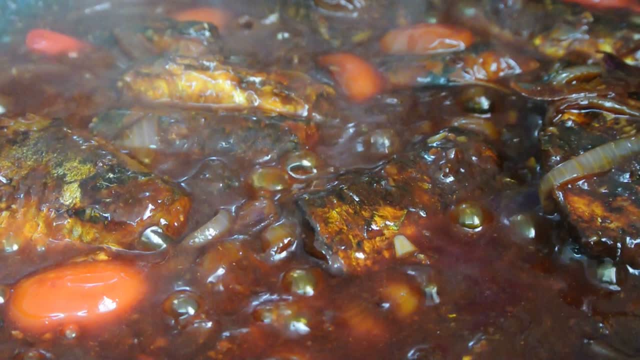 sardinas enlatadas en salsa de soja frita