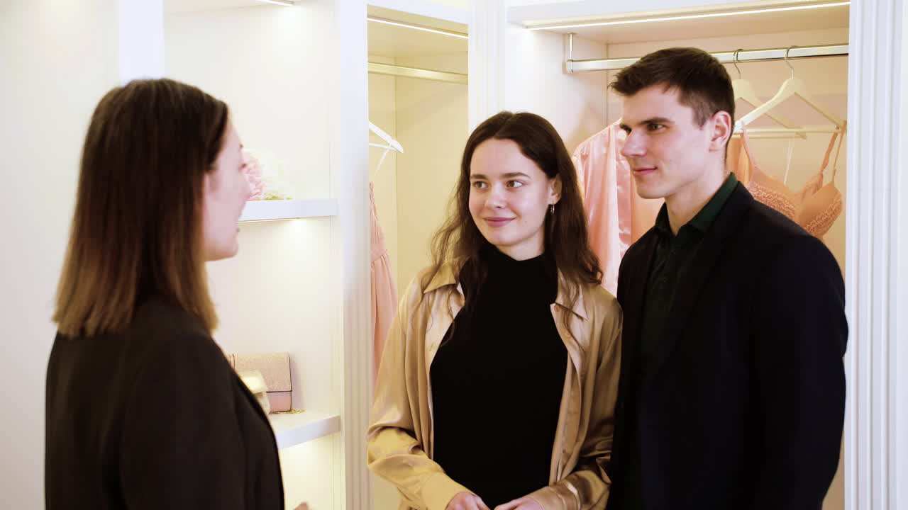 한 부부 와 대화 하고 있는 여자 의  으로 보이는 모습