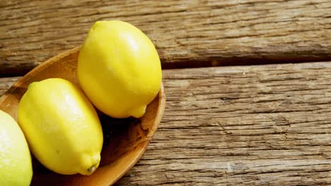 Lemons-in-a-plate-on-wooden-table-4k