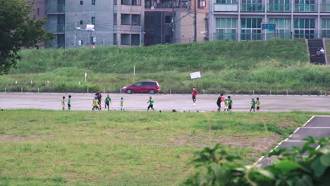 일본 도쿄에서 낮에 경기장에서 축구를 하는 일본 어린이들