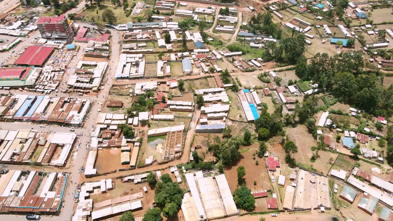 케냐 아프리카의 전통적인 농촌 공동체인 카펜구리아 부족 마을에 있는 바쁜 지역 시장의 드론 비행