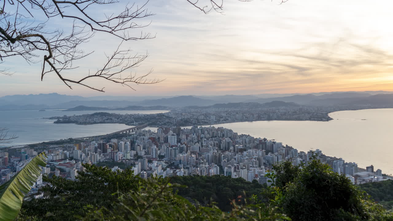 tempo di tramonto da morro da cruz, florianopolis, santa catarina