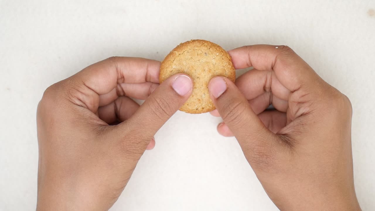 오트밀 쿠키를 반으로 는 것