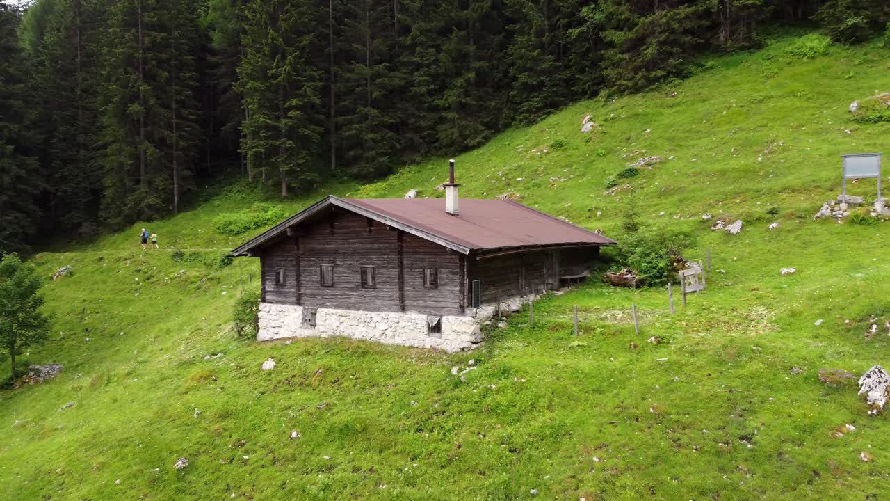 una pequeña cabaña en los alpes austriacos