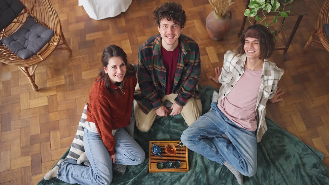 Amigos tomando té juntos en casa