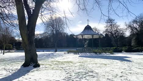 Urban-Park-with-band-stand,-covered-in-snow