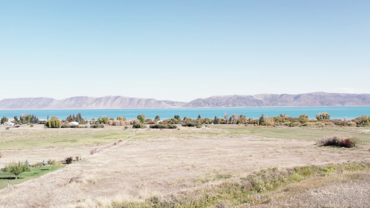 gran lago azul de utah con campos, árboles y drones aéreos de la cordillera 4k