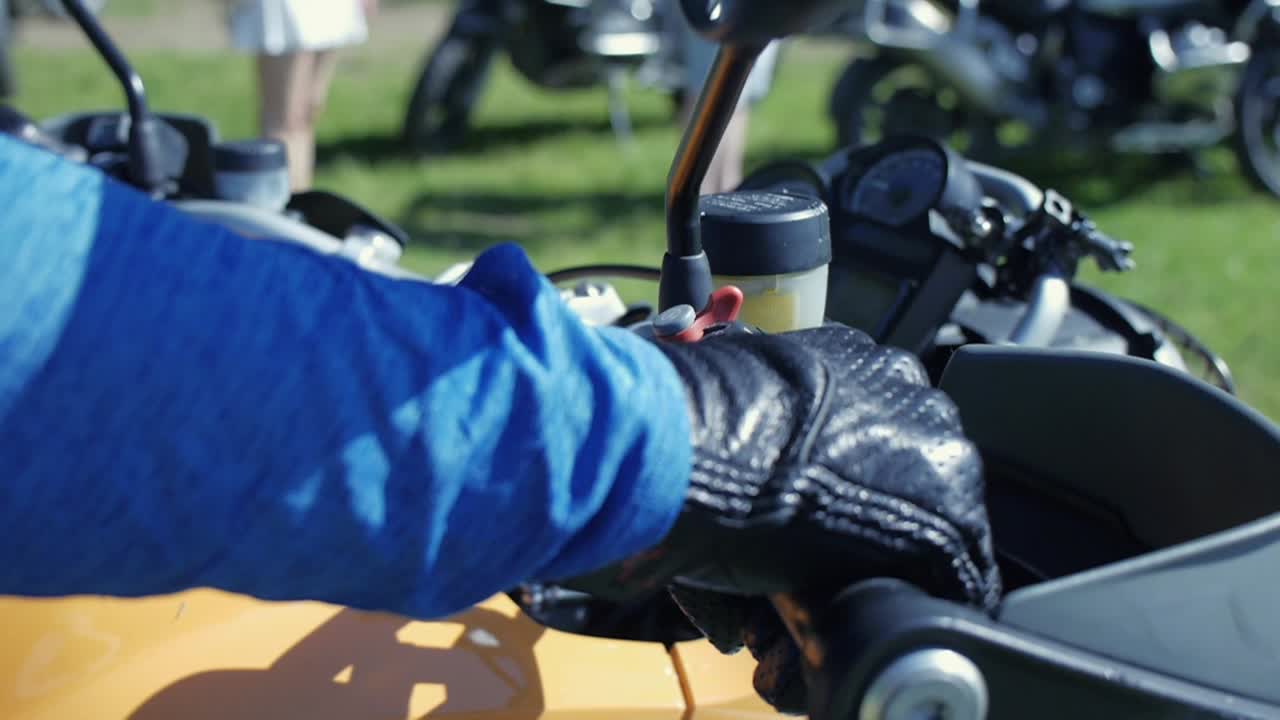 primer plano del manillar de la motocicleta y la mano del piloto