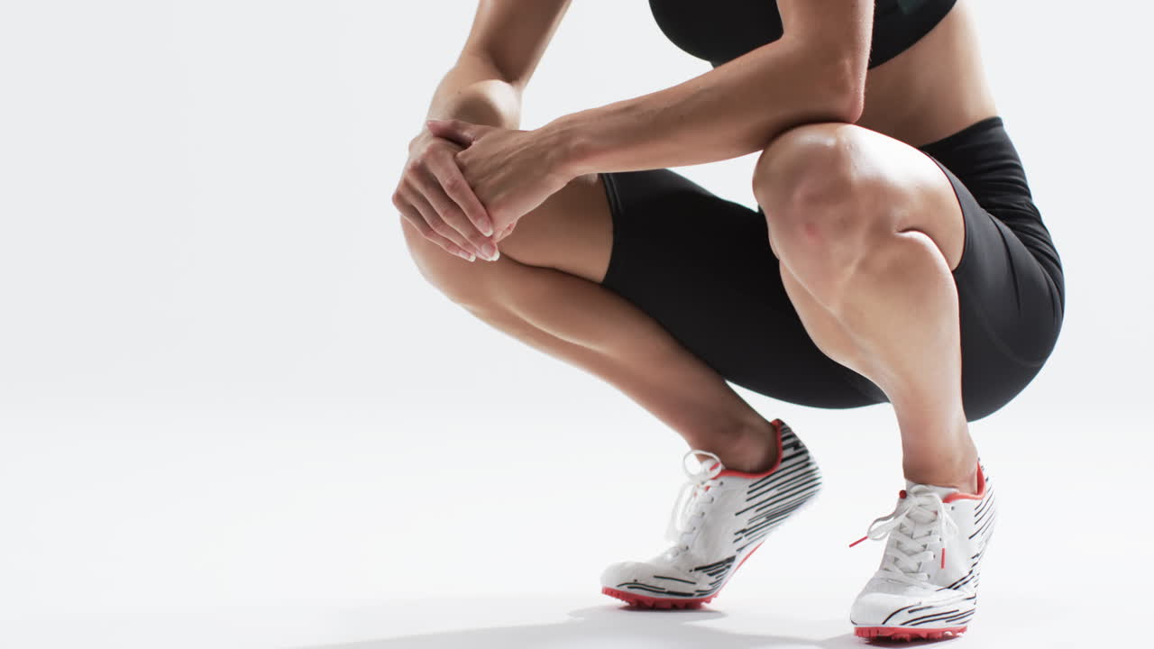 joven mujer caucásica en una postura de yoga sobre un fondo blanco, con espacio de copia