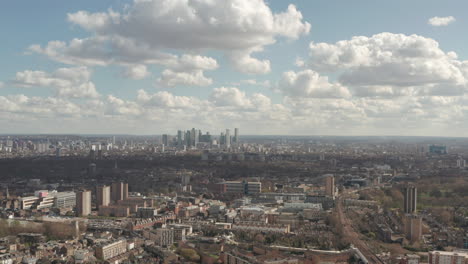 Toma-Aérea-Ascendente-De-Canary-Wharf-Desde-Hackney-Central-East-London