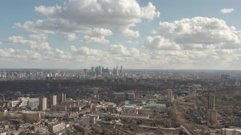 tomada aérea ascendente del muelle de canary desde hackney, centro este de londres.