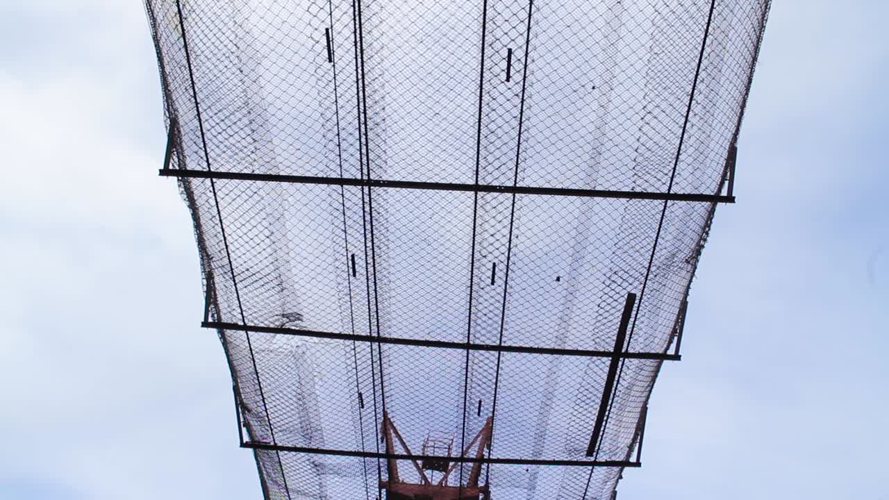 다리를 는 체인 링크 울타리