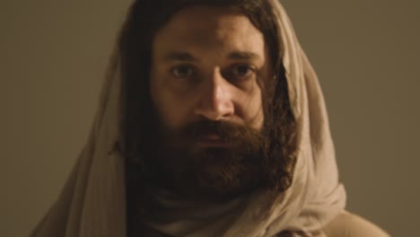 retrato de un hombre vestido con túnicas, cabello largo y barba que representa la figura de jesucristo