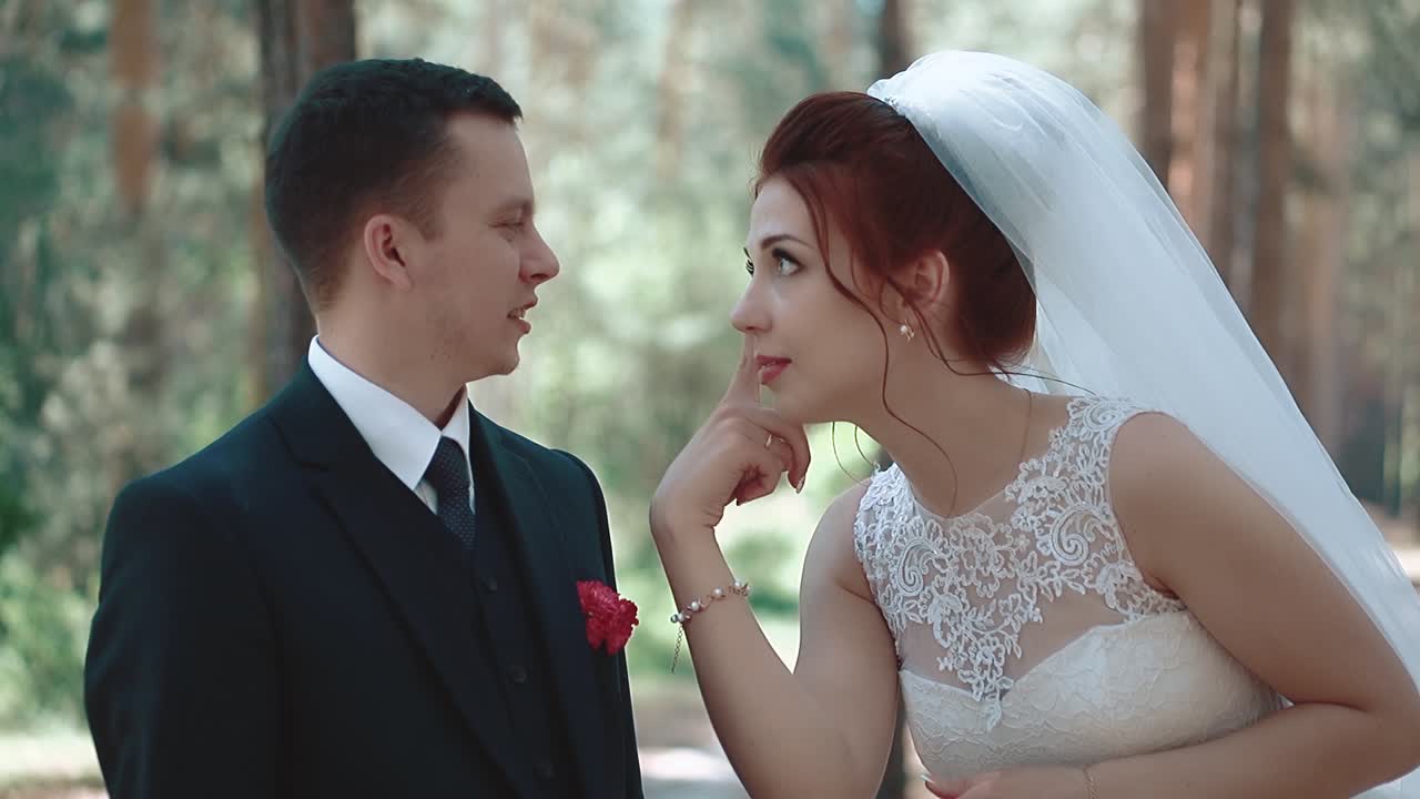 신부는 신랑에게 그녀의 얼굴에 있는 것을 클로즈업 슬로우 모션으로 보여줍니다.