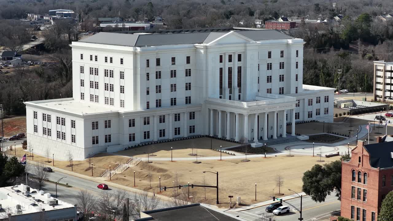 Una ripresa con drone in allontanamento del tribunale della contea di Spartanburg.